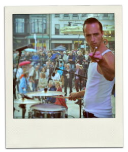 Schlagzeuger Bastian Gregor zeigt mit Drumstick in die kamera