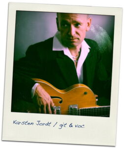Portrait mit Gitarre von Sänger und Gitarrist Karsten Jordt